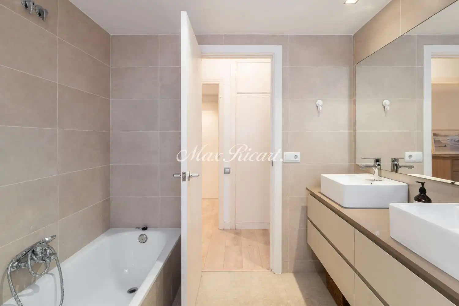 Badezimmer von Wohnung zum Verkauf in Barcelona mit Klimaanlage, Heizung und Terrasse