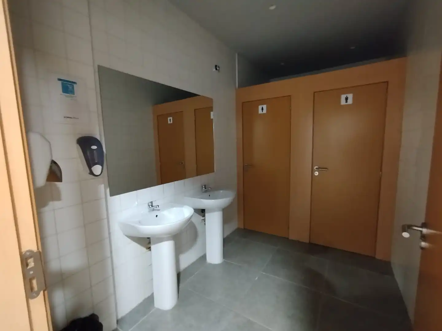 Bathroom of Commercial properties for sale in Castellón de la Plana / Castelló de la Plana  with Air Conditioner, Parquet flooring and Furnished