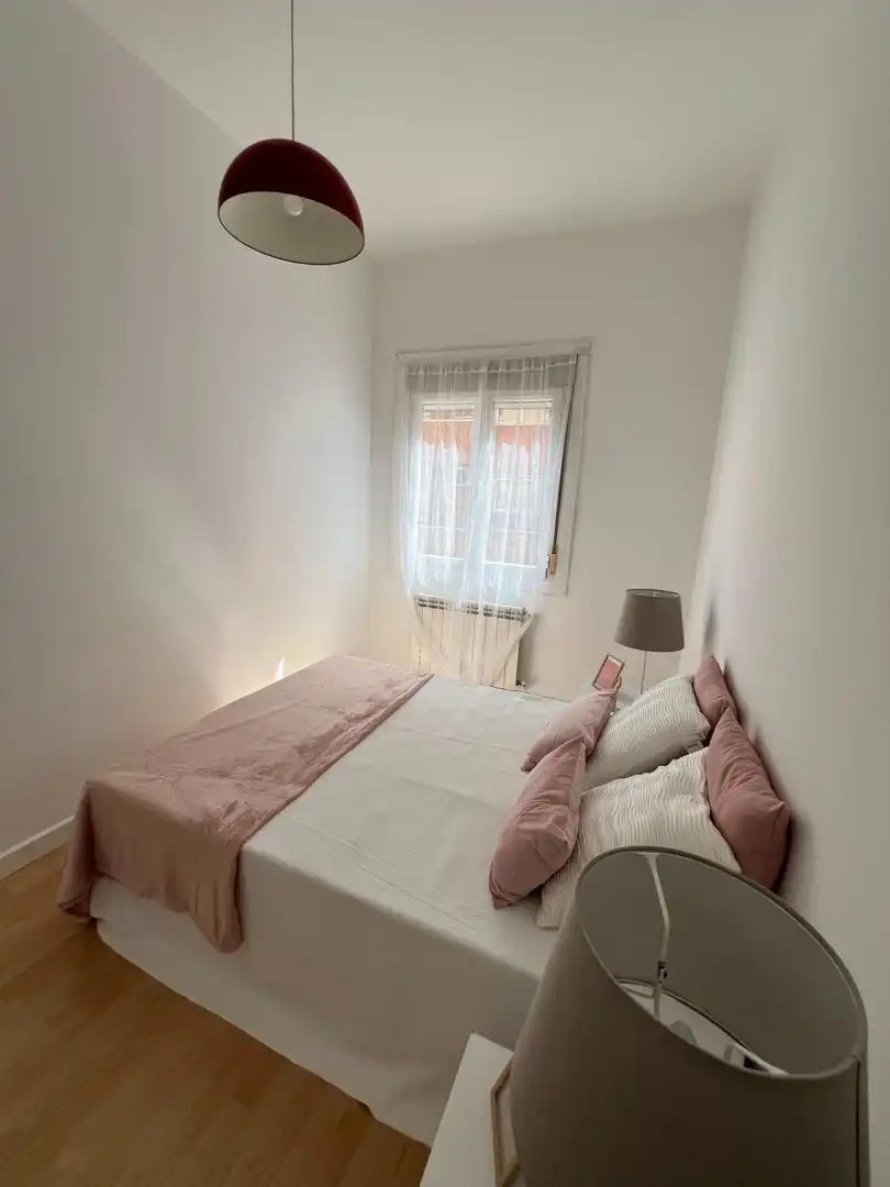 Dormitori de Apartament de lloguer en Madrid amb Aire condicionat i Calefacció