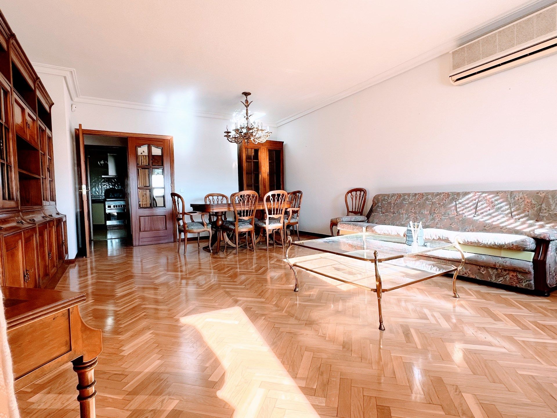 Living room of Flat to rent in  Madrid Capital  with Air Conditioner, Heating and Parquet flooring
