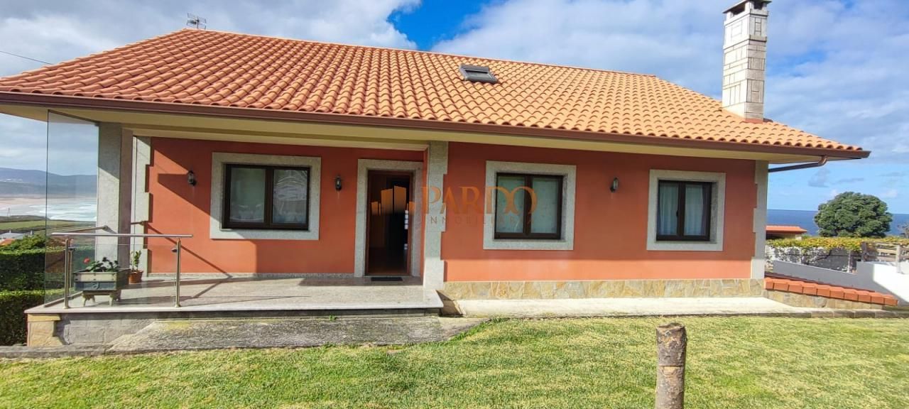 Vista exterior de Casa o xalet en venda en Valdoviño amb Calefacció, Jardí privat i Piscina