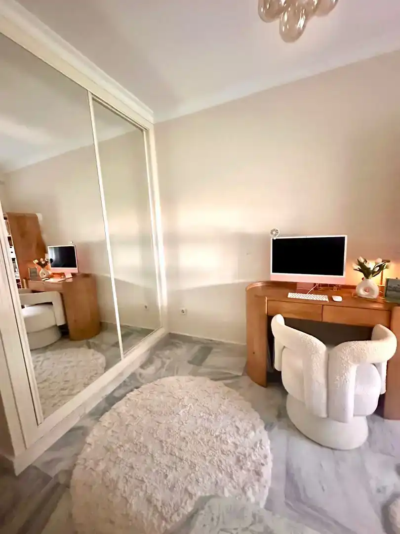 Dormitori de Pis en venda en Marbella amb Aire condicionat, Piscina i Balcó