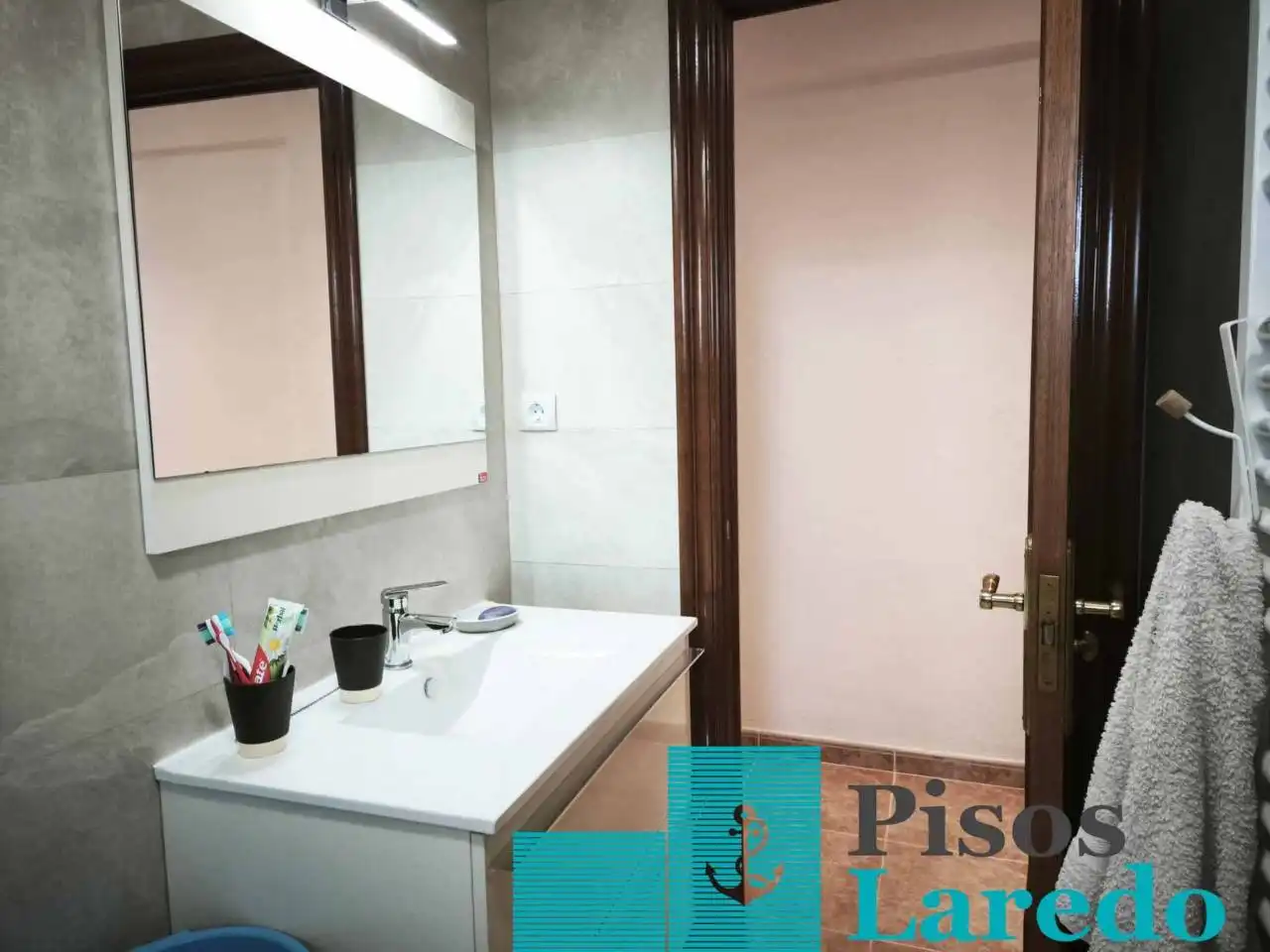 Bany de Pis en venda en Laredo amb Calefacció i Balcó
