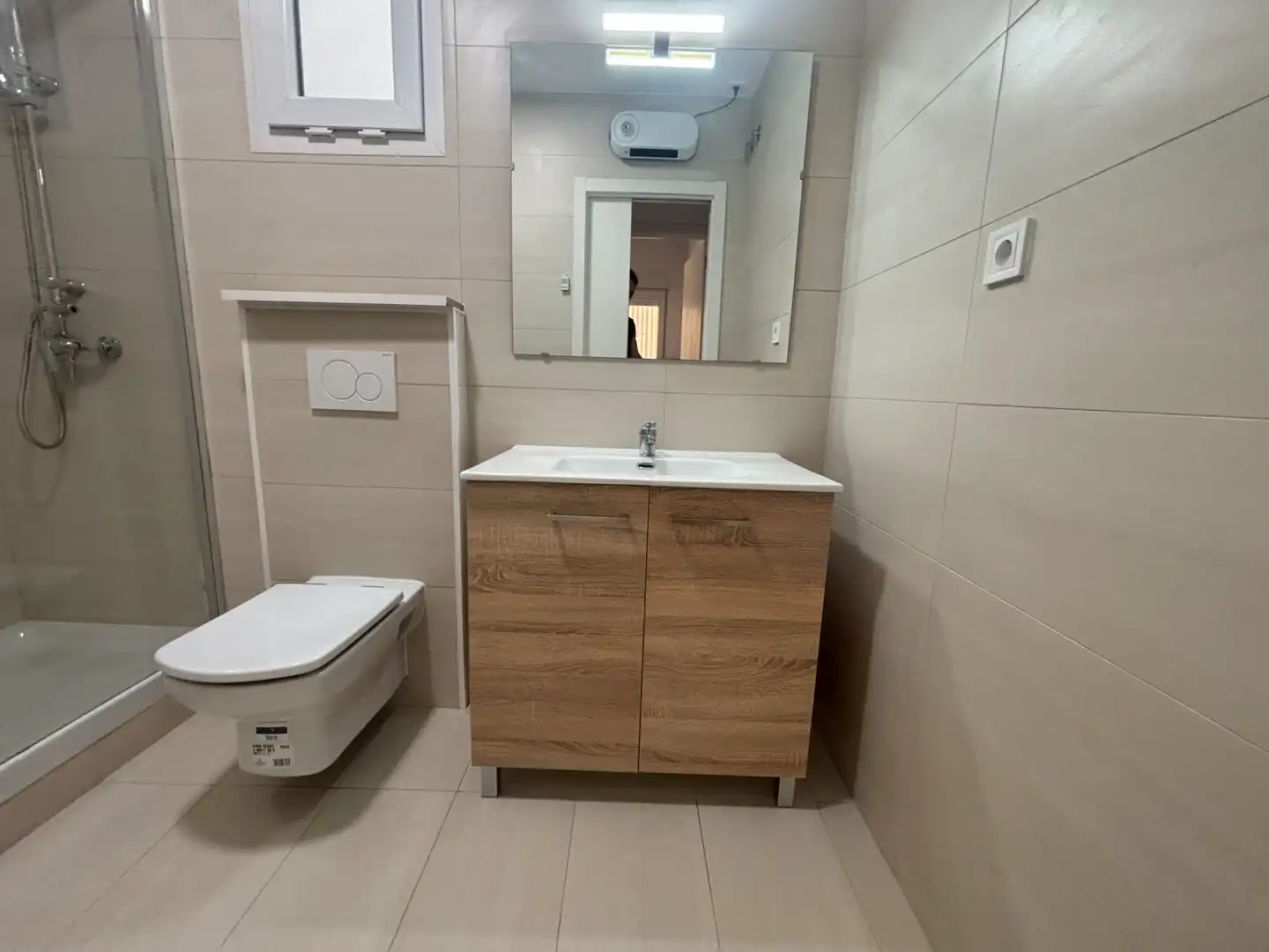 Baño de Apartamento de alquiler en Lleida con Aire acondicionado, Calefacción y Parquet