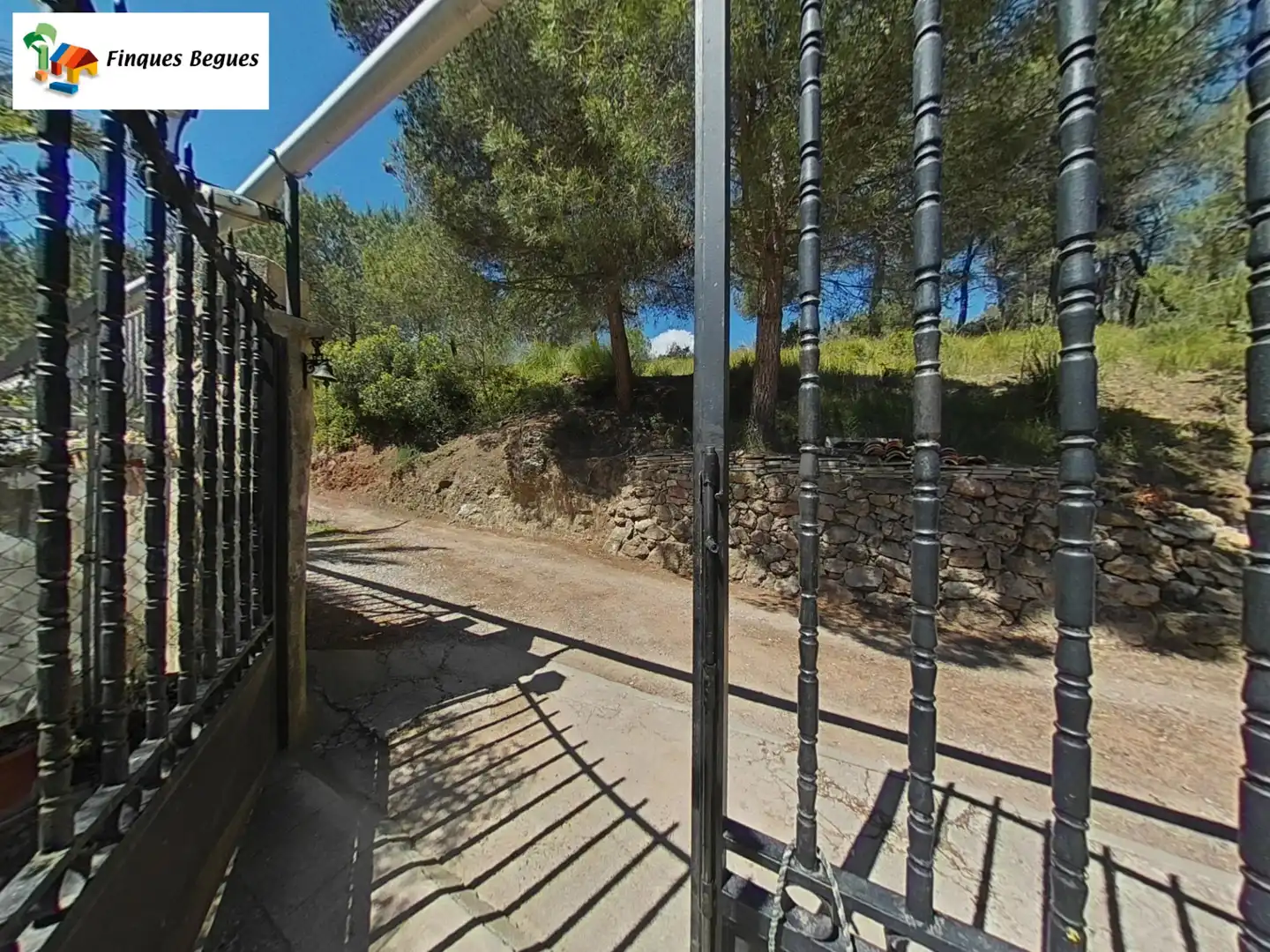 Vista exterior de Finca rústica en venda en Begues amb Calefacció, Jardí privat i Moblat
