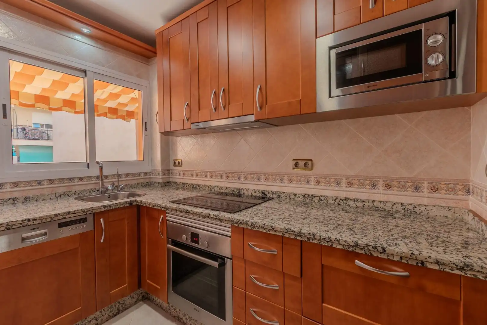 Cuina de Apartament de lloguer en Fuengirola amb Terrassa