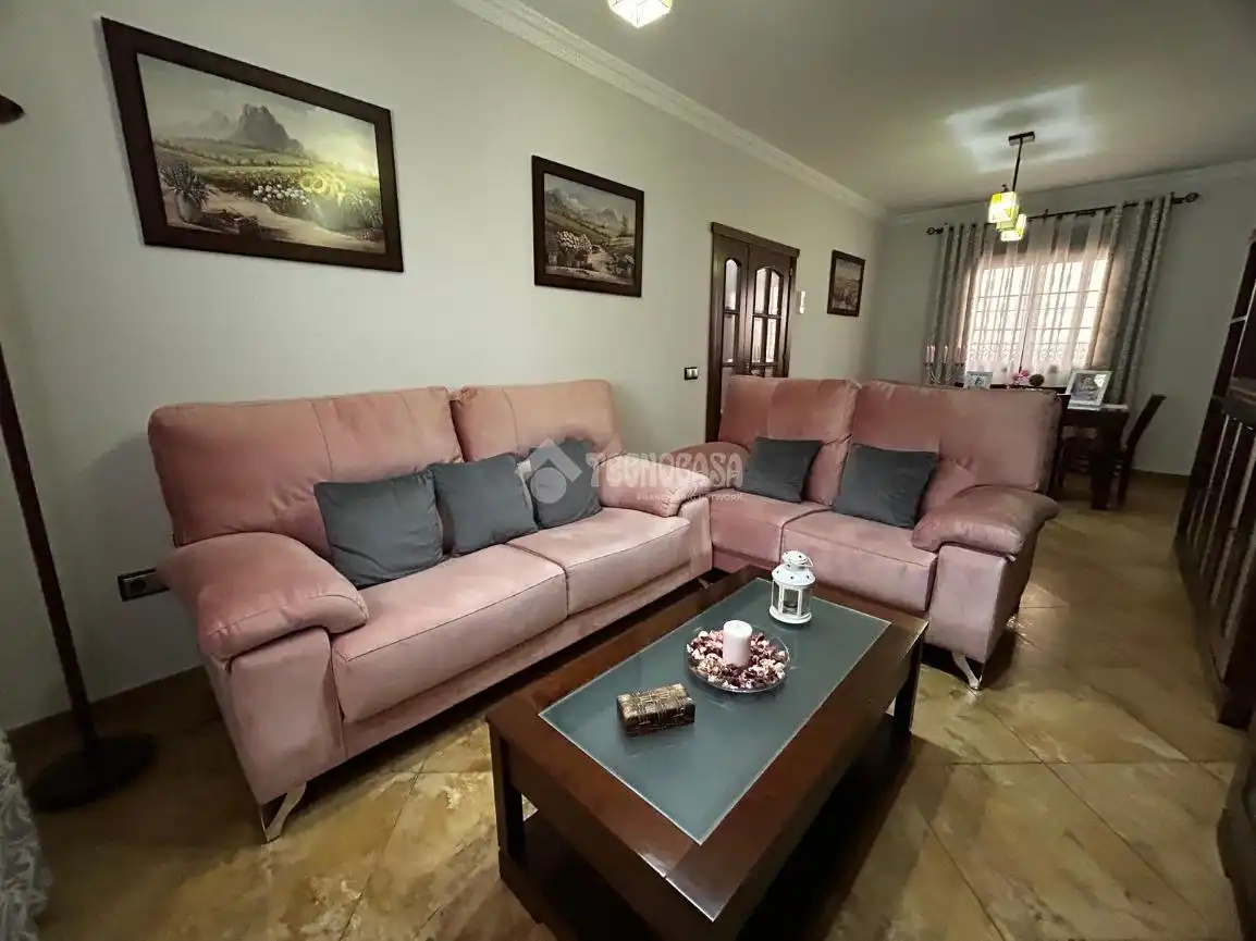 Sala de estar de Casa adosada en venta en Alcalá del Río con Aire acondicionado