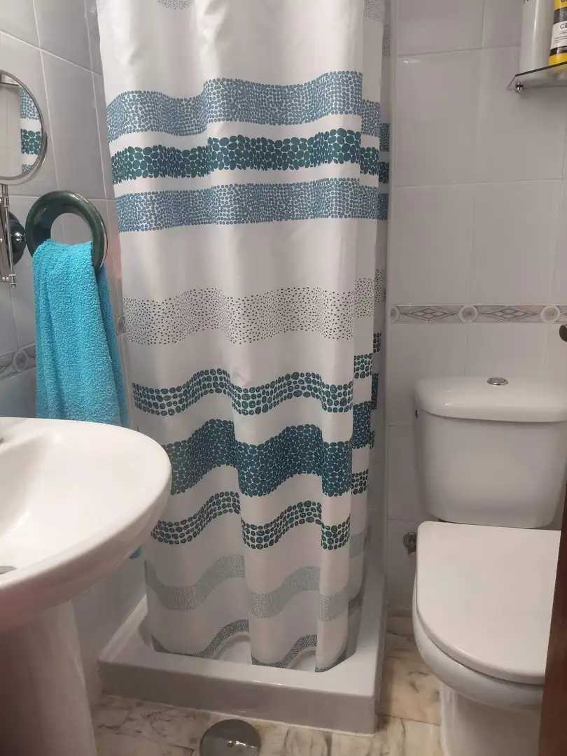 Bathroom of Flat for sale in Sevilla  with Air Conditioner, Heating and Terrace