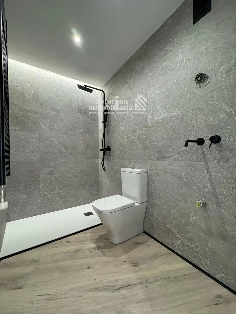Baño de Ático en venta en Salamanca con Calefacción y Terraza