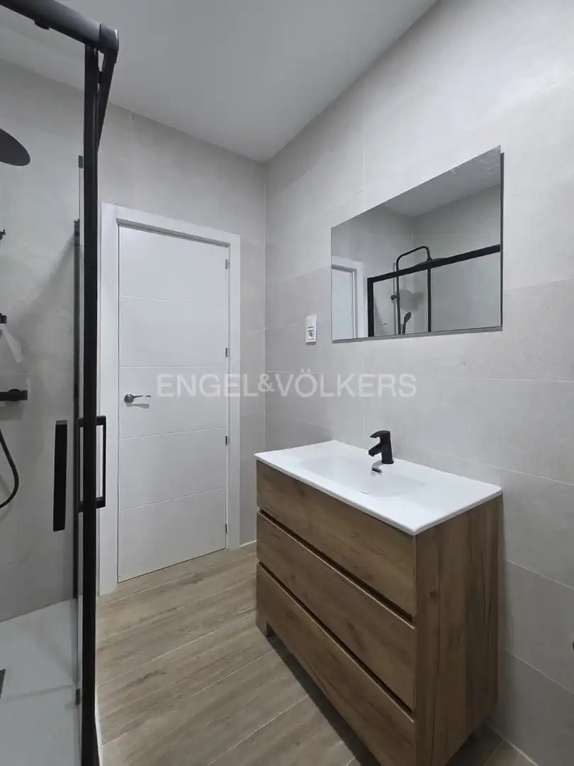 Badezimmer von Wohnung zur Miete in Madrid mit Heizung, Parkett und Möbliert