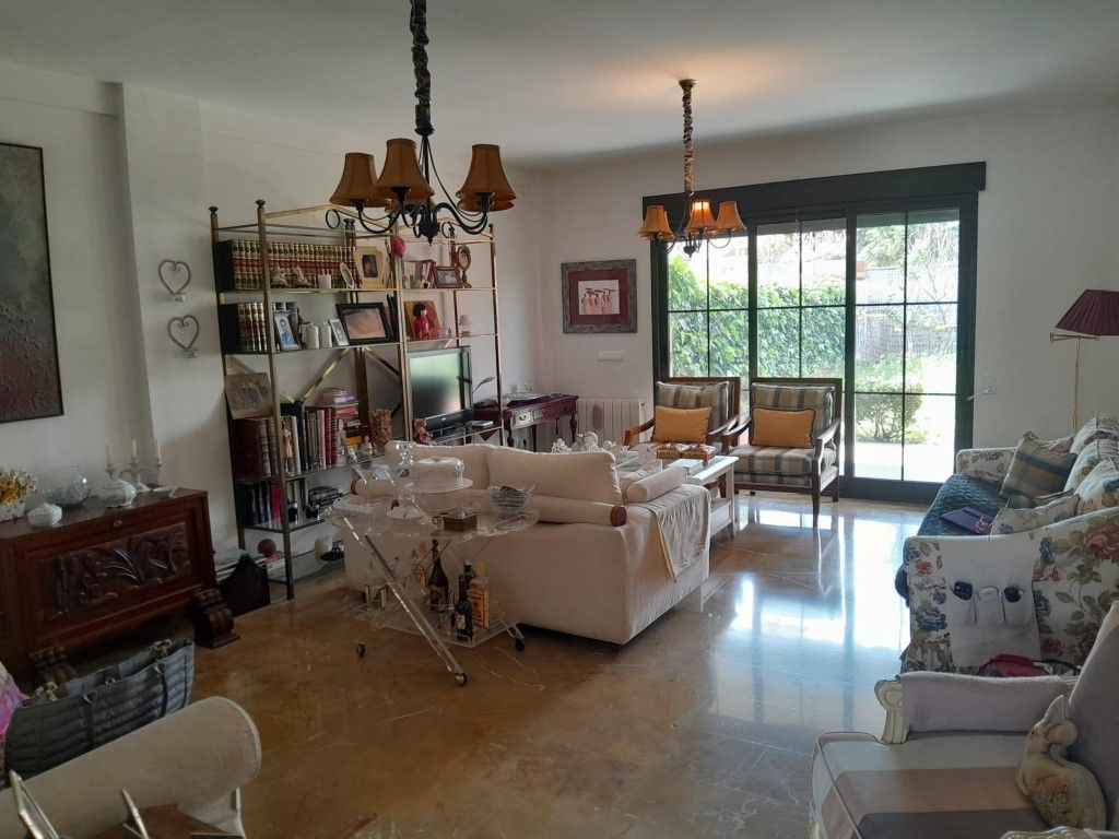 Sala d'estar de Casa adosada en venda en L'Eliana amb Aire condicionat, Calefacció i Jardí privat