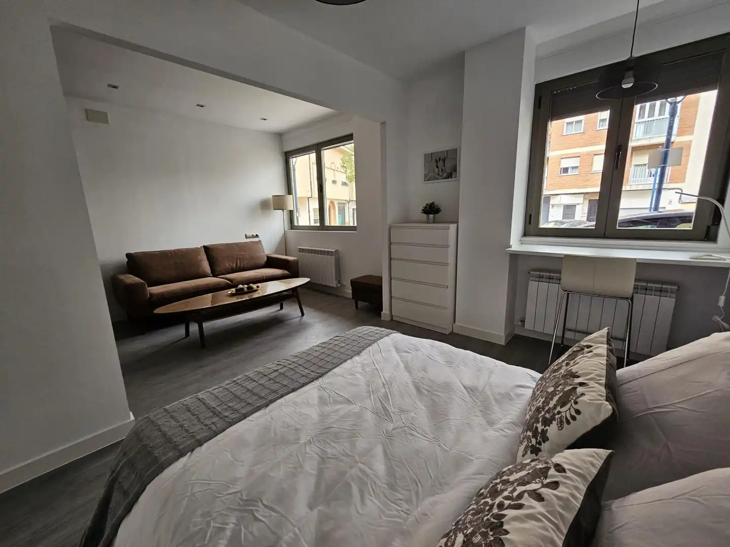 Schlafzimmer von Erdgeschoss zur Miete in Salamanca mit Klimaanlage, Heizung und Möbliert