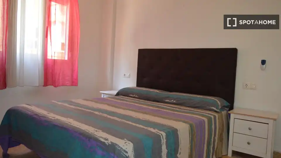 Habitación de Piso de alquiler en Valencia con Aire acondicionado, Calefacción y Amueblado