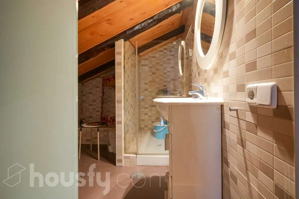 Badezimmer von Dachboden zum Verkauf in Madrid