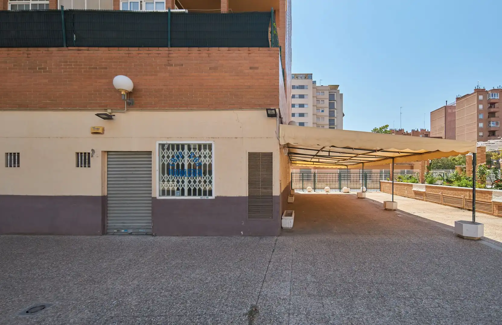Vista exterior de Local de alquiler en Zaragoza con Aire acondicionado