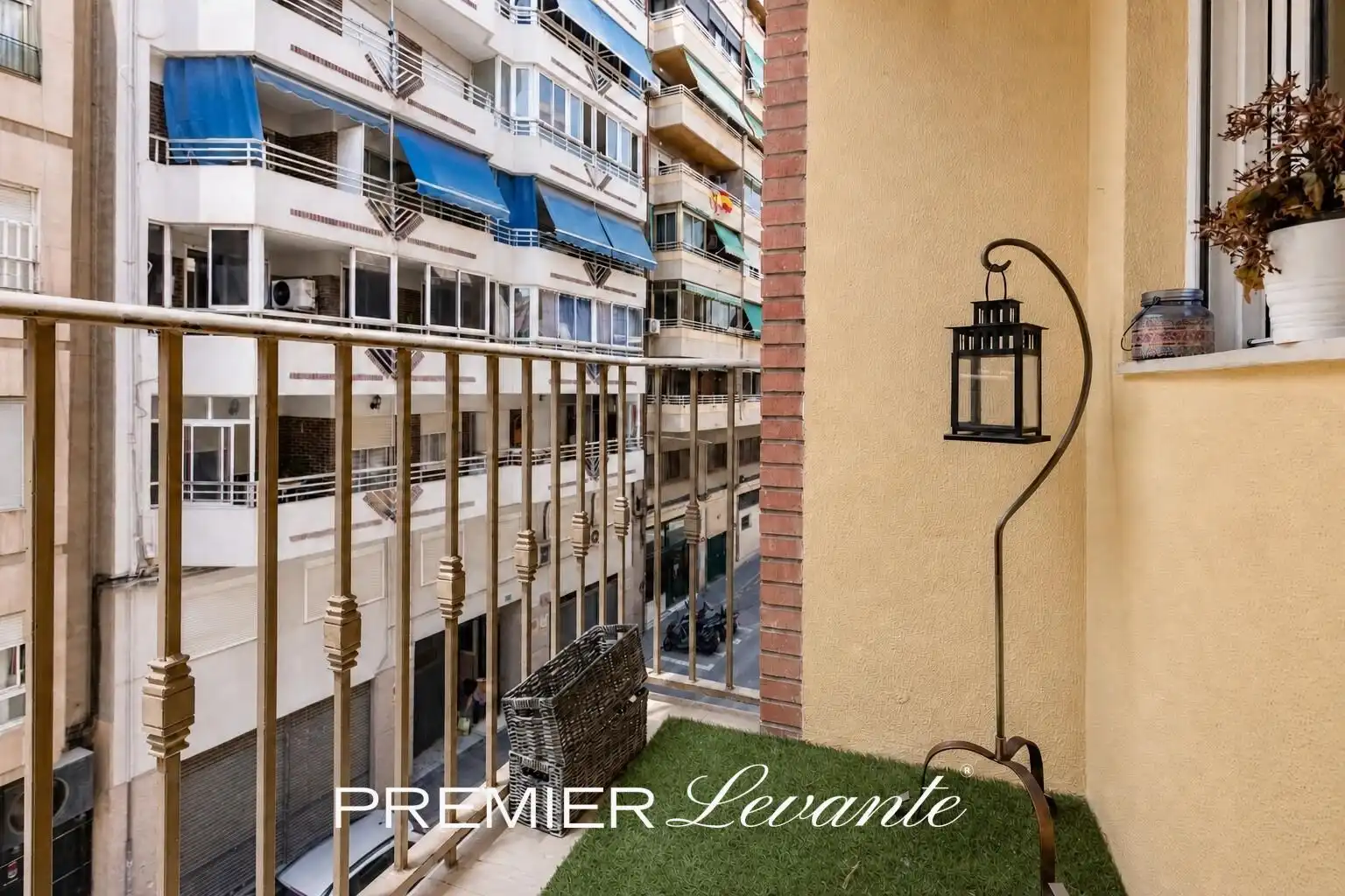 Außenansicht von Wohnung zur Miete in Alicante / Alacant mit Balkon