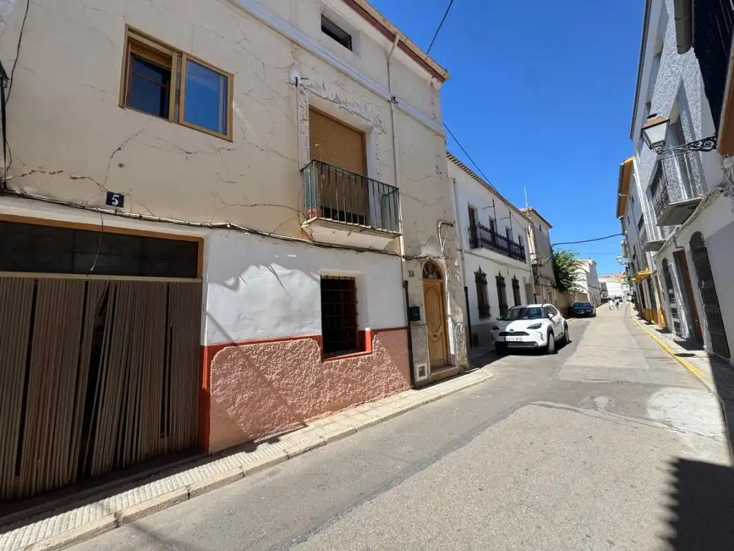 Vista exterior de Casa adosada en venta en Ayora con Calefacción, Terraza y Trastero