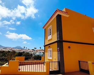 Vista exterior de Casa adosada de lloguer en Adeje amb Jardí privat, Terrassa i Piscina