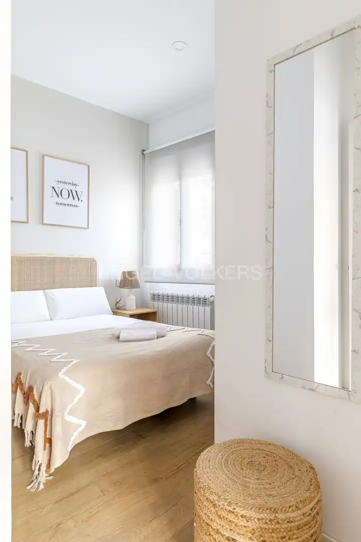 Dormitori de Apartament de lloguer en Madrid amb Aire condicionat, Calefacció i Moblat