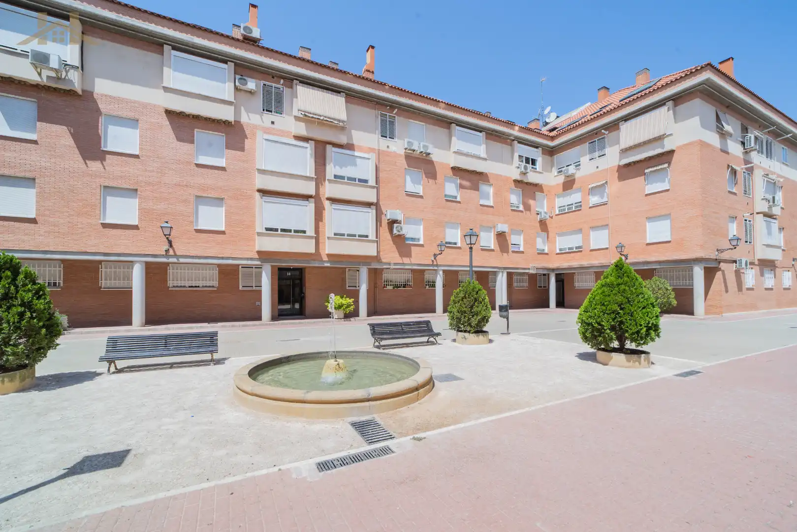 Außenansicht von Maisonette zum Verkauf in Boadilla del Monte mit Klimaanlage, Heizung und Abstellraum