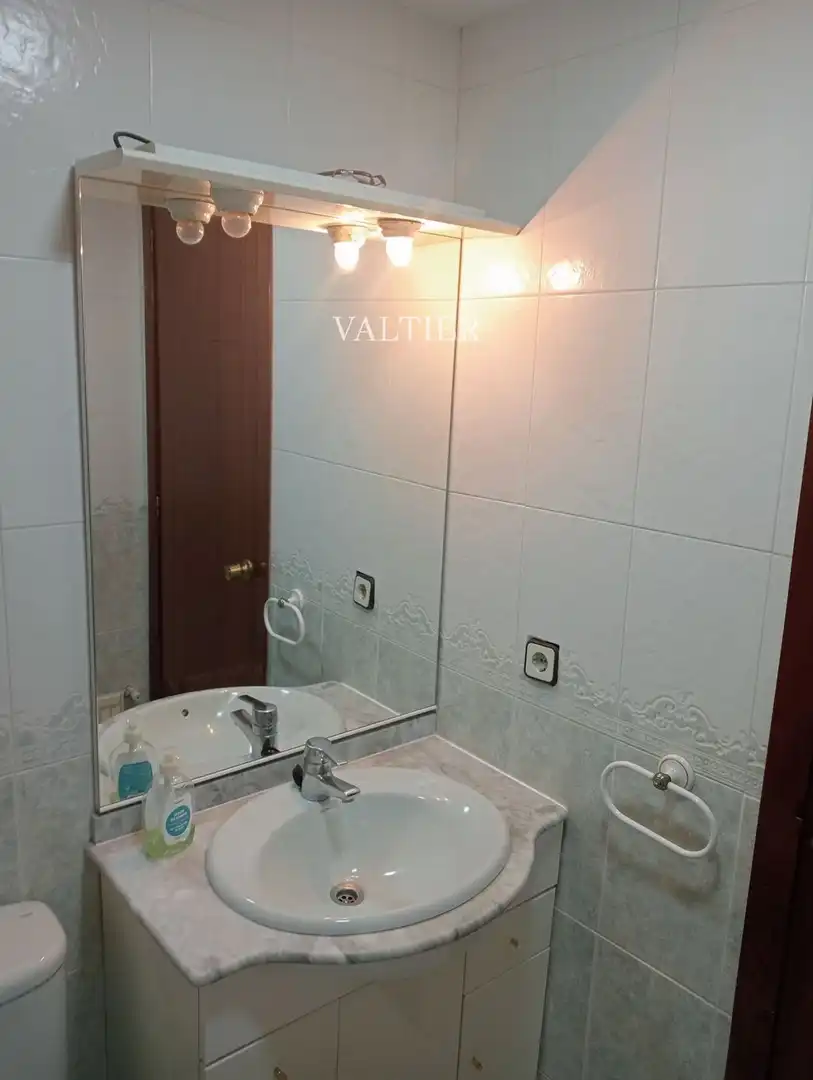 Baño de Piso de alquiler en Madrid con Aire acondicionado, Terraza y Amueblado