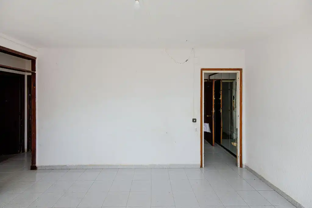 Flat for sale in Salt