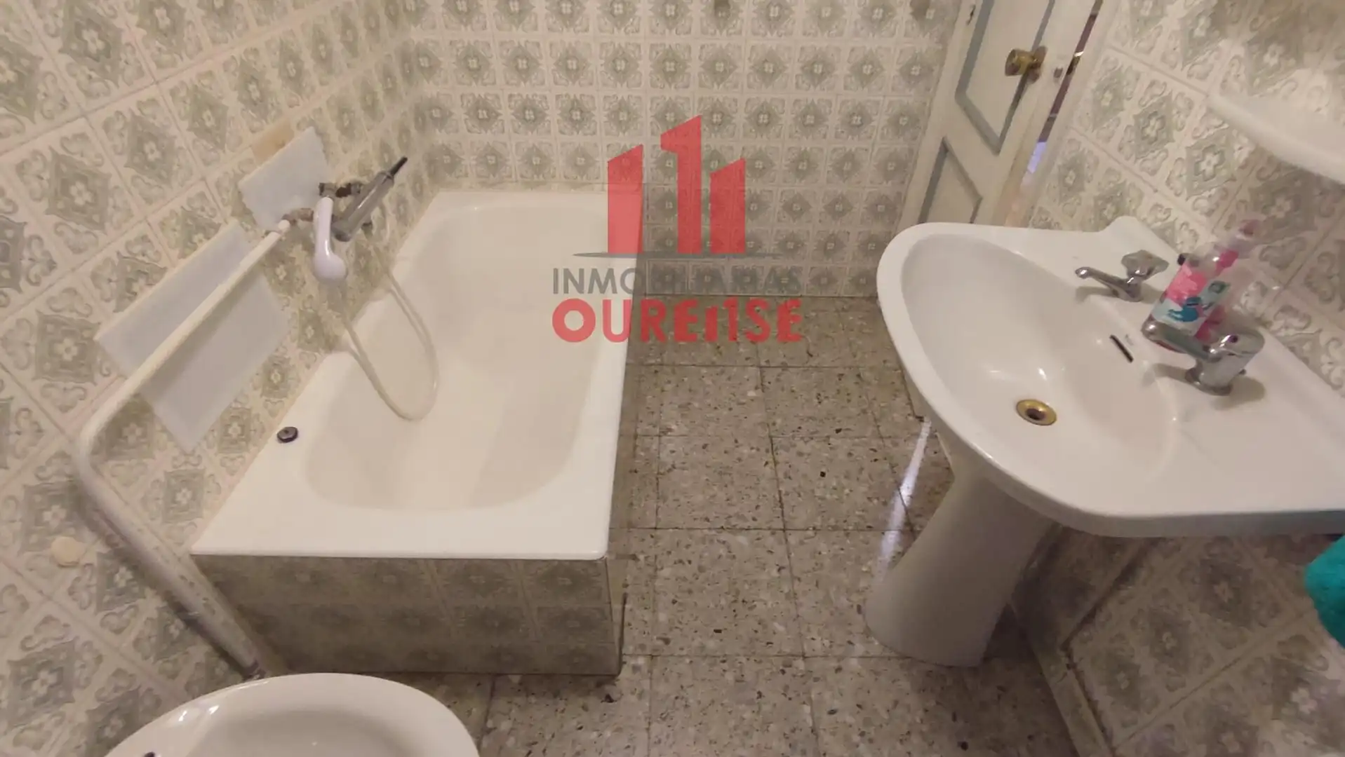 Bathroom of Flat for sale in Ourense Capital   with Heating, Storage room and Balcony