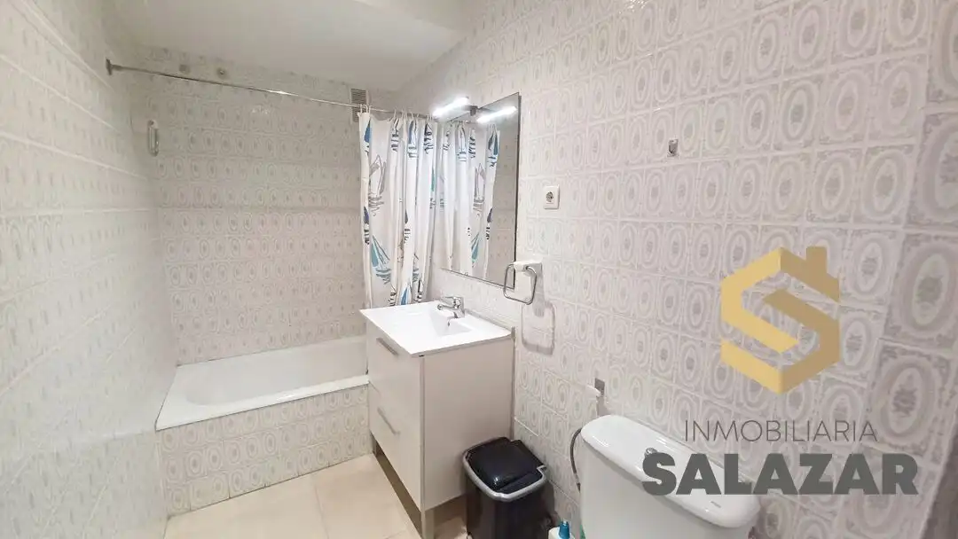 Bathroom of Flat for rent in Bilbao   with Heating and Microwave