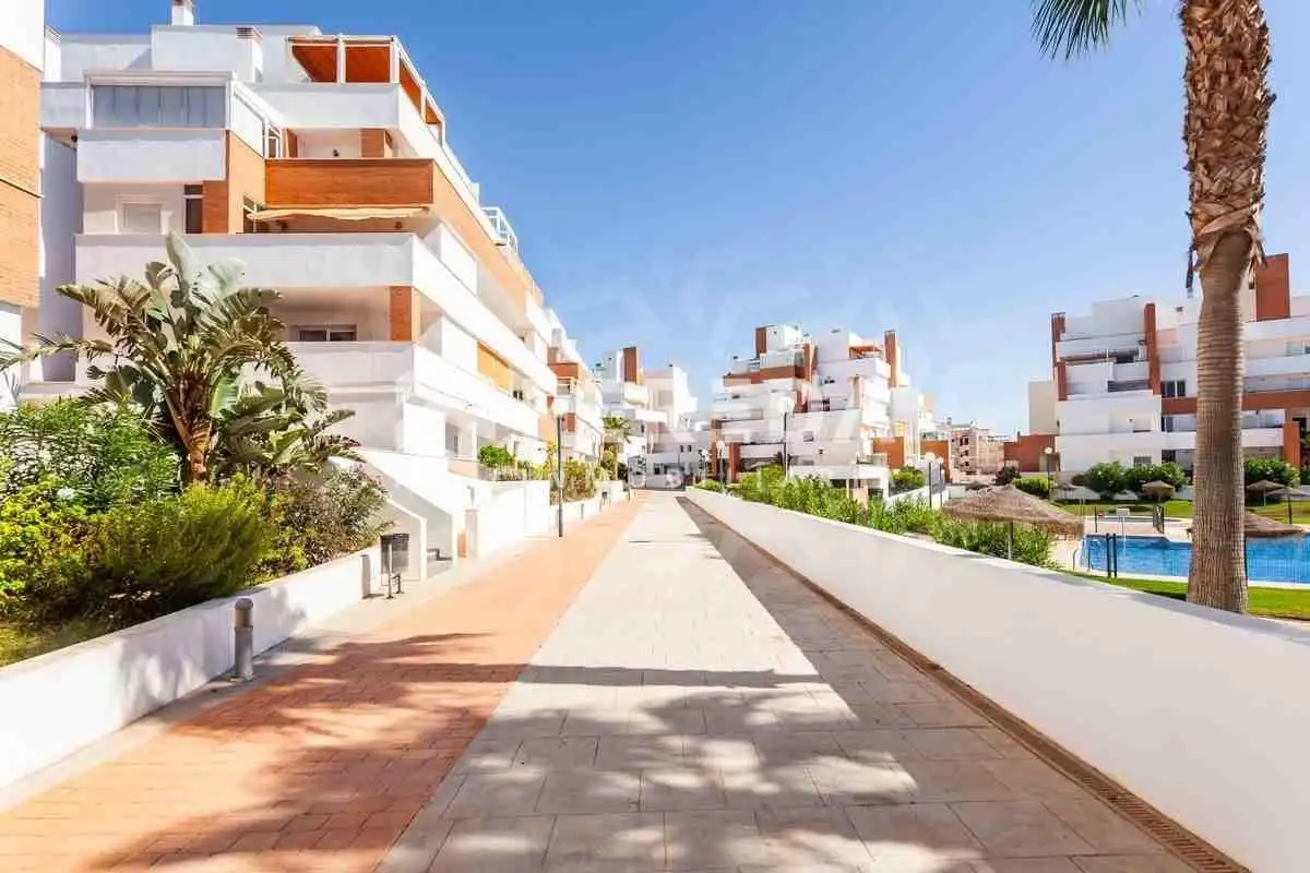Vista exterior de Apartament en venda en Roquetas de Mar amb Aire condicionat, Jardí privat i Terrassa