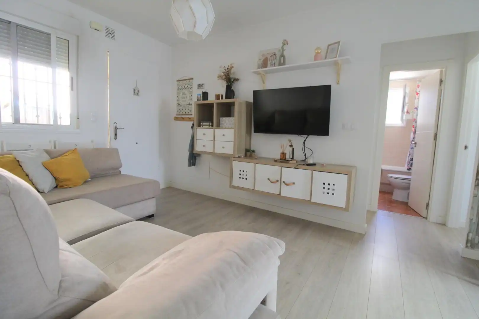 Sala d'estar de Planta baixa en venda en Torrevieja amb Aire condicionat, Terrassa i Moblat