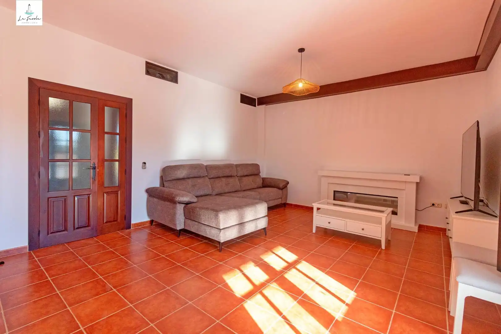 Sala d'estar de Casa adosada de lloguer en Archidona amb Aire condicionat, Terrassa i Moblat