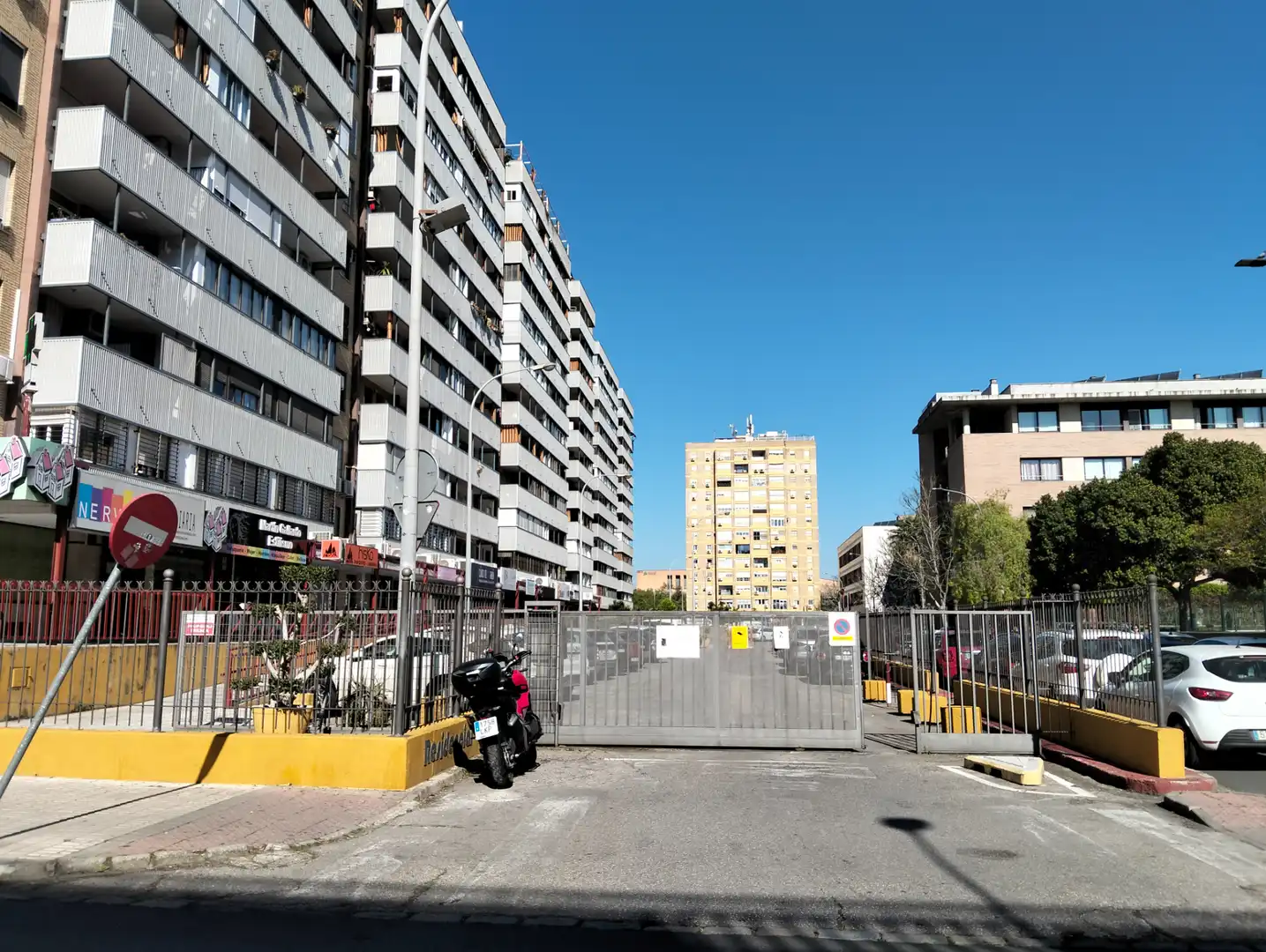 Außenansicht von Garage zum Verkauf in  Sevilla Capital