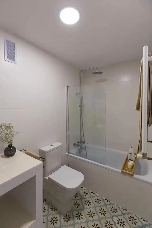 Bathroom of Flat for rent in Valencia  with Air Conditioner and Balcony
