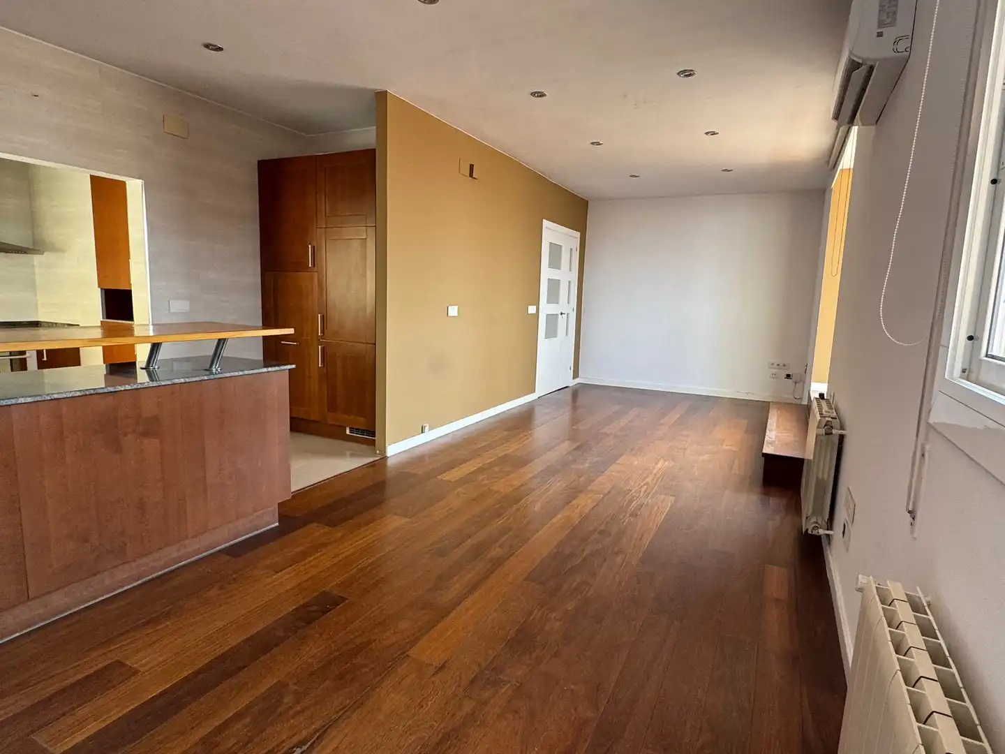 Sala d'estar de Pis en venda en Molins de Rei amb Aire condicionat, Calefacció i Parquet