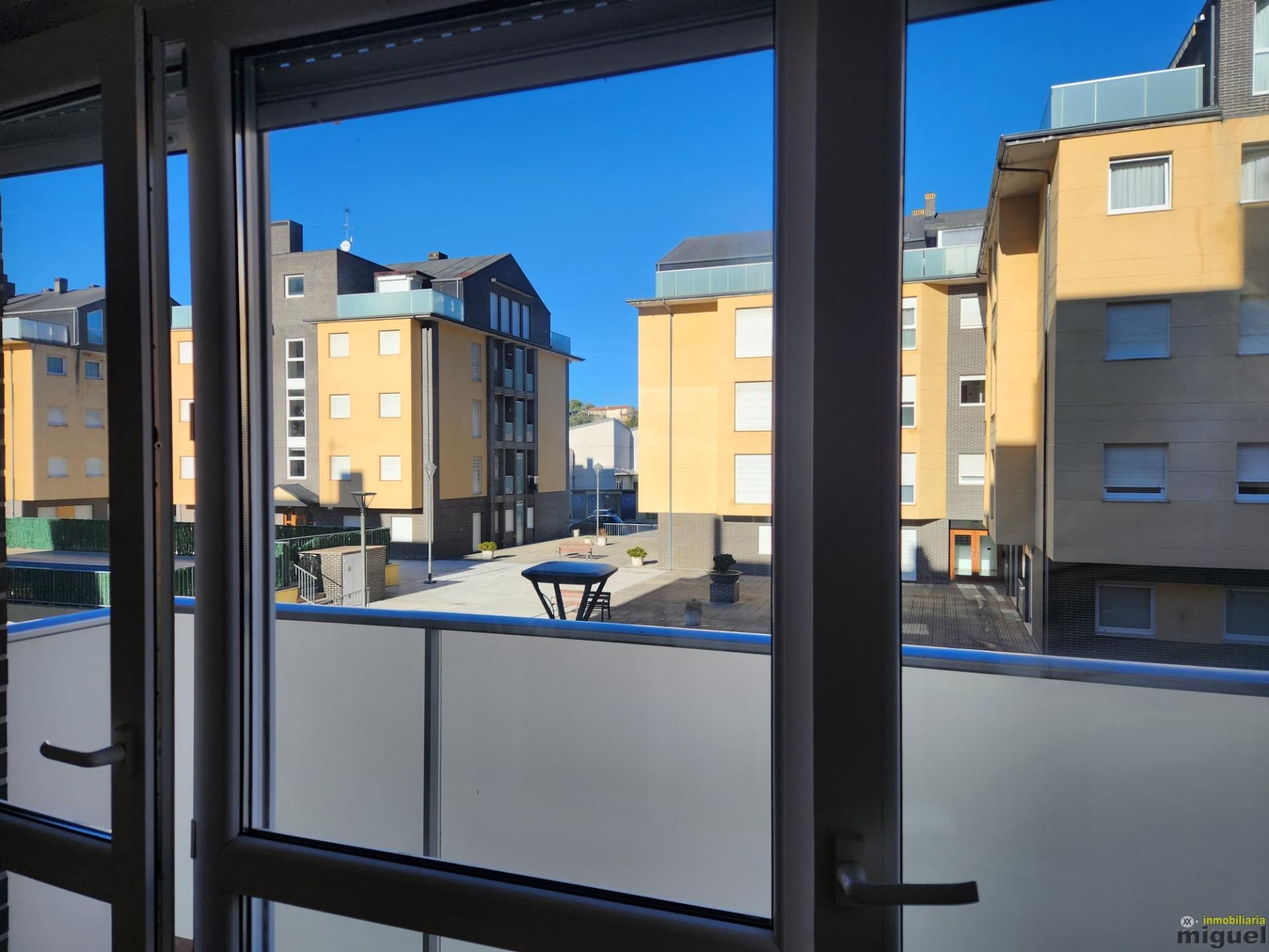 Vista exterior de Pis en venda en Val de San Vicente  amb Calefacció, Terrassa i Balcó