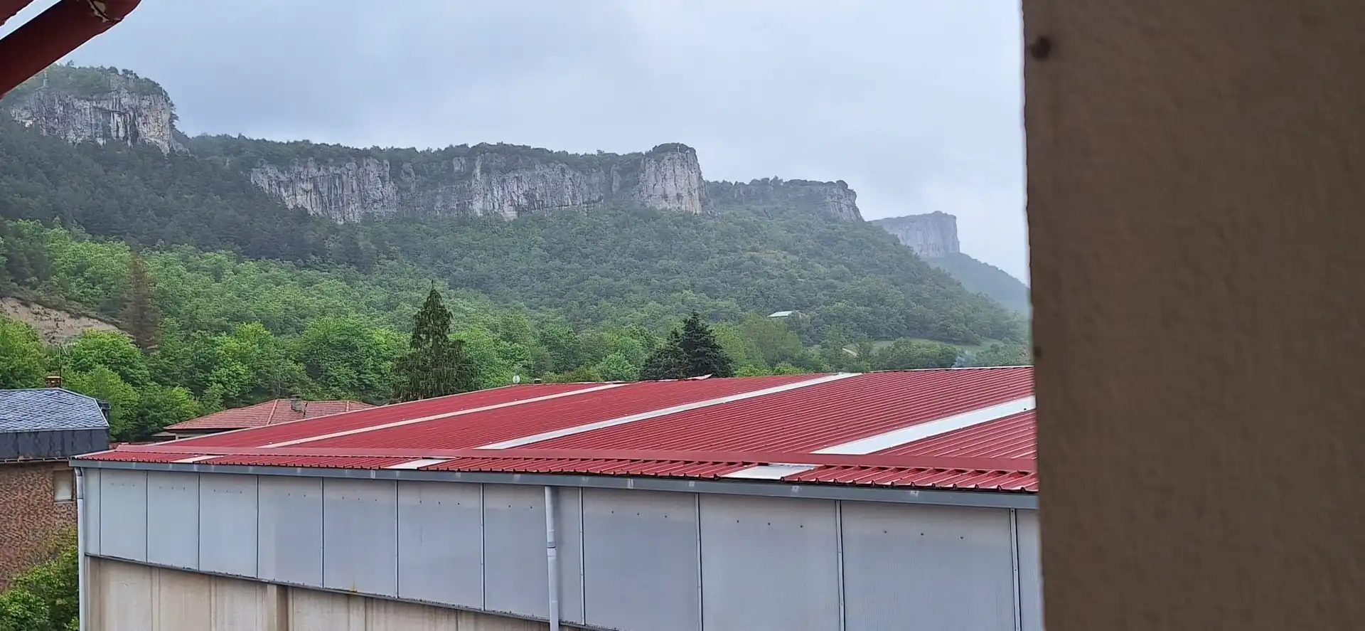 Außenansicht von Wohnung zum Verkauf in Merindad de Valdeporres mit Terrasse, Abstellraum und Möbliert
