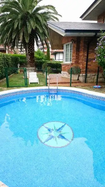 Piscina de Casa o chalet de alquiler en Castro-Urdiales con Calefacción, Jardín privado y Parquet