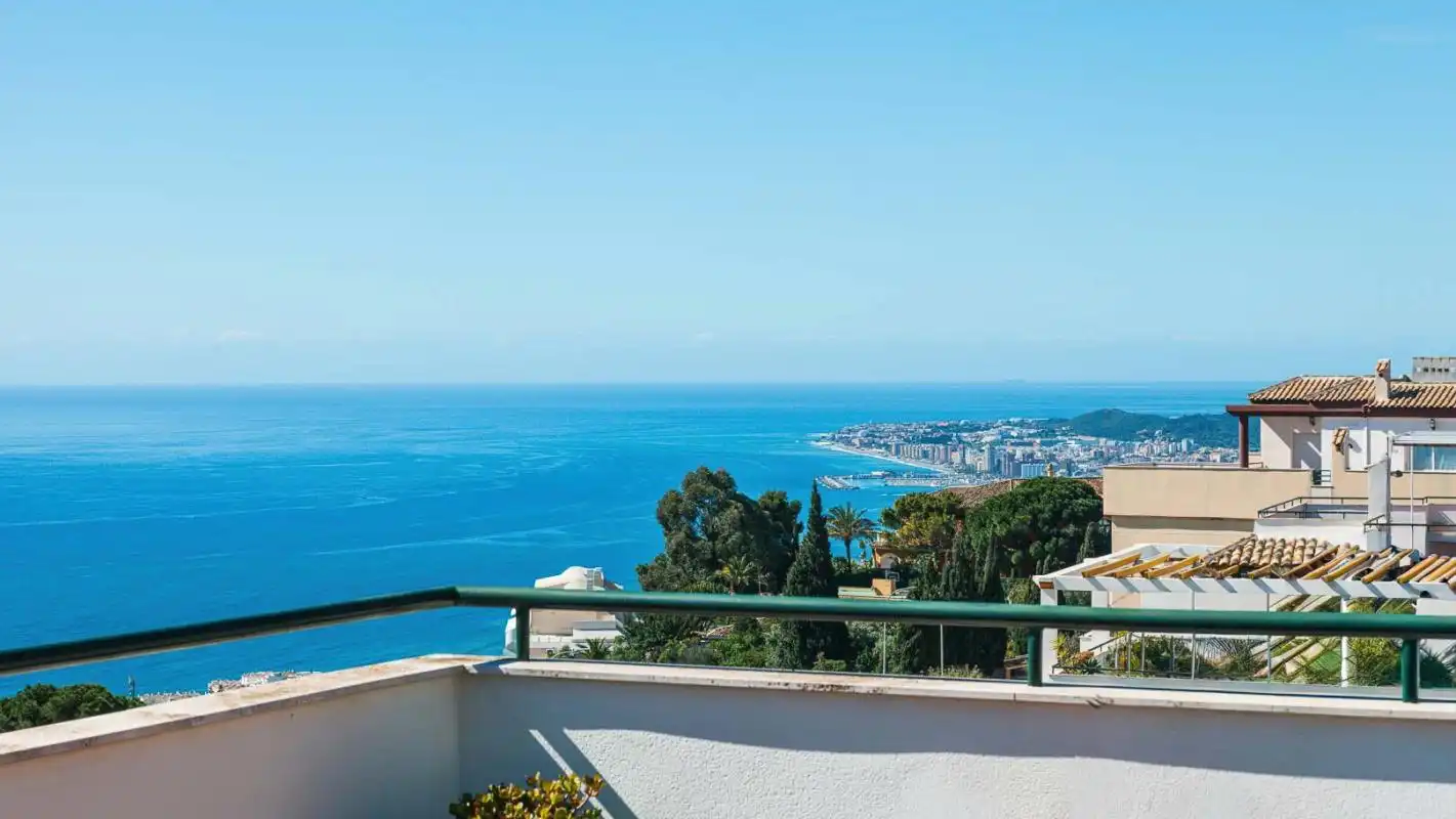 Vista exterior de Àtic en venda en Benalmádena amb Aire condicionat, Calefacció i Jardí privat