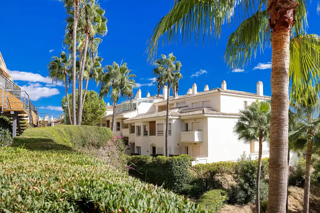 Vista exterior de Pis en venda en Marbella amb Piscina
