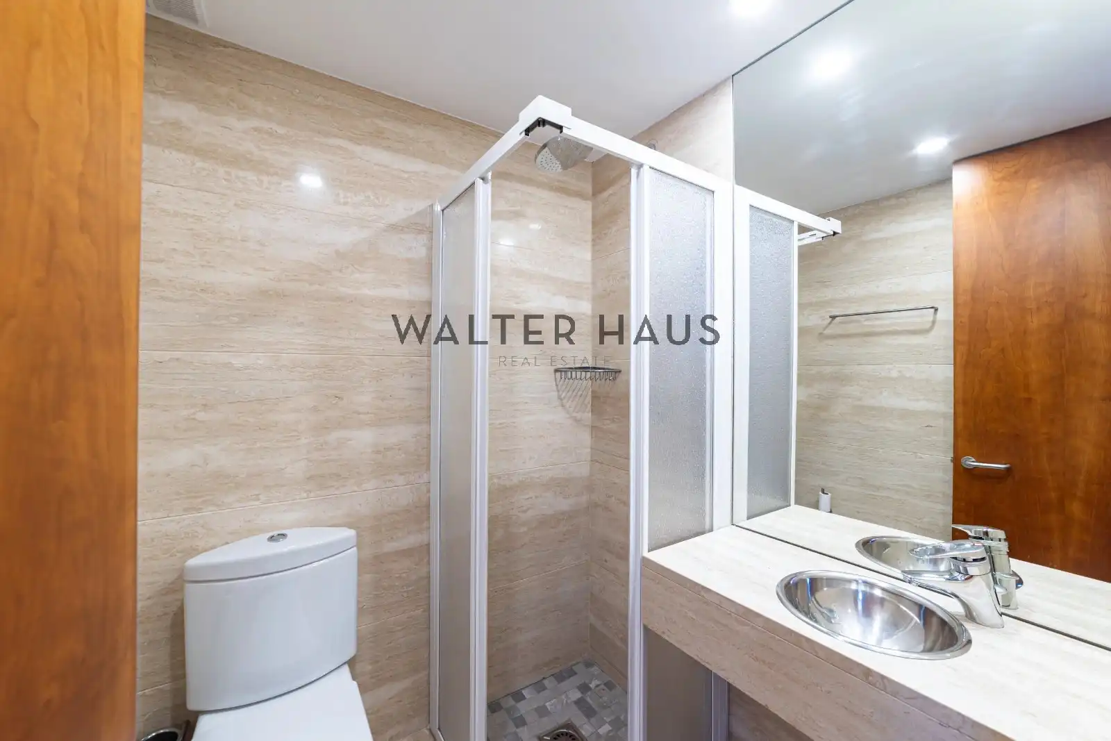 Baño de Piso en venta en Madrid con Aire acondicionado, Calefacción y Jardín privado