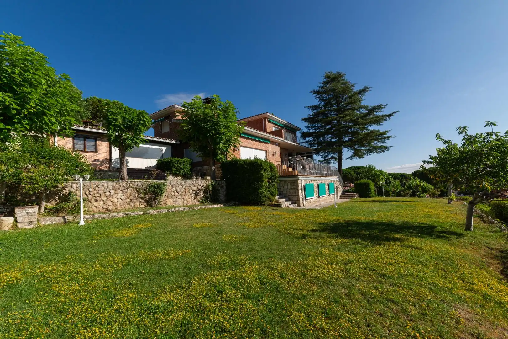 Vista exterior de Casa o xalet en venda en Tudela de Duero amb Calefacció, Jardí privat i Terrassa