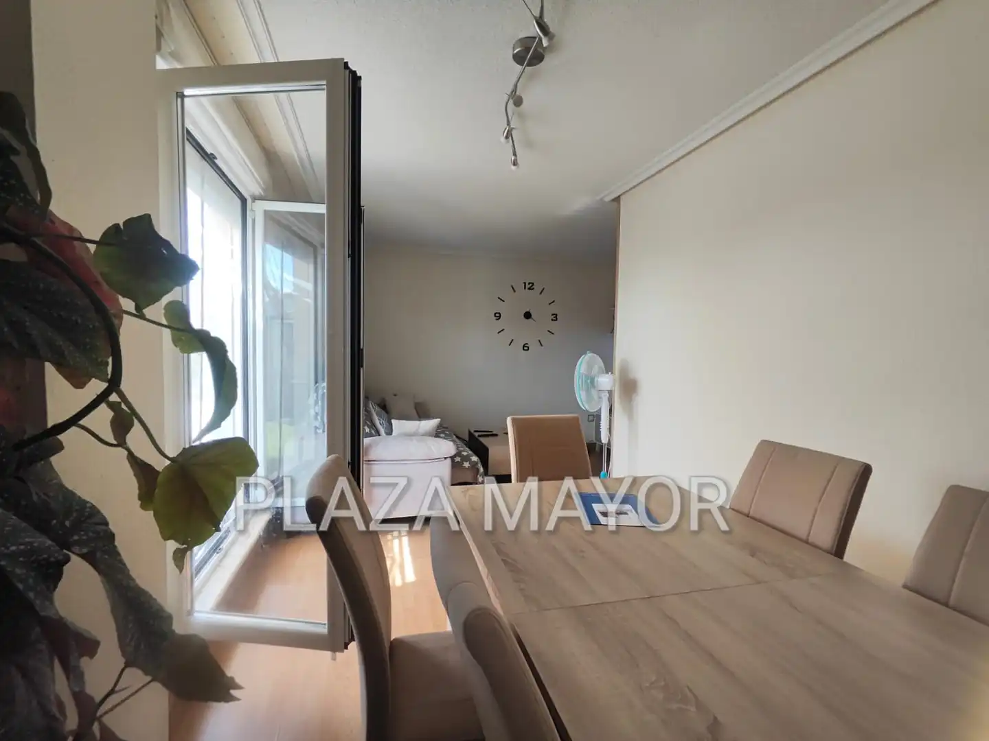 Sala d'estar de Àtic en venda en Villares de la Reina amb Calefacció, Parquet i Terrassa