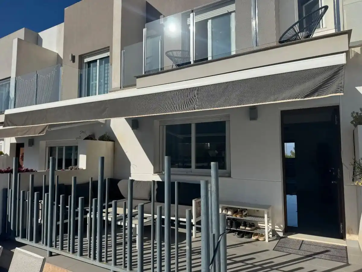Vista exterior de Casa adosada en venta en Torrevieja con Aire acondicionado, Jardín privado y Amueblado