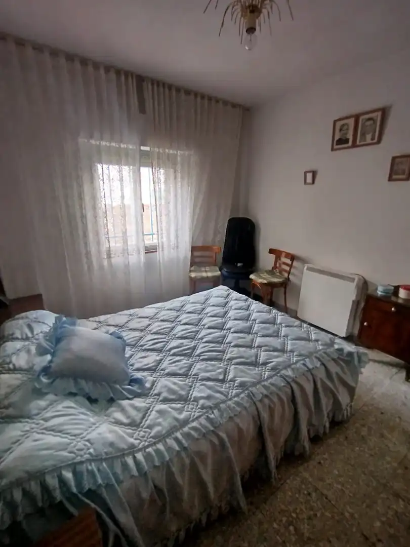 Dormitori de Casa o xalet en venda en Gemuño amb Calefacció, Jardí privat i Moblat