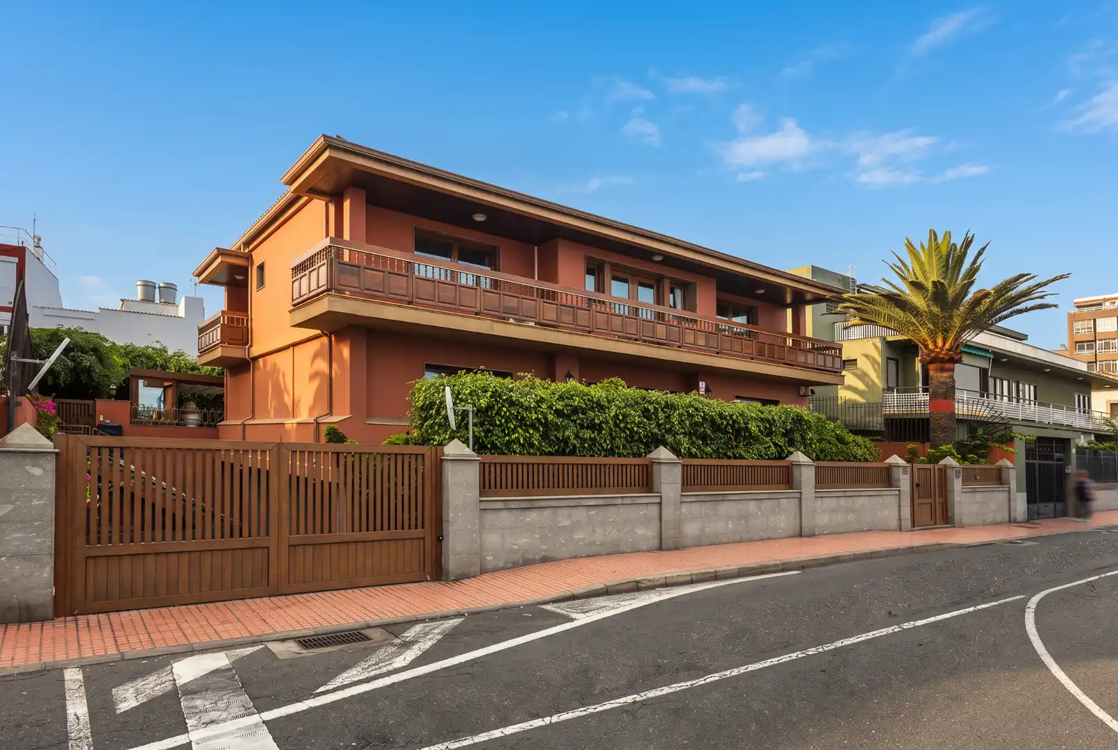 Vista exterior de Casa o xalet en venda en Las Palmas de Gran Canaria amb Aire condicionat, Jardí privat i Terrassa