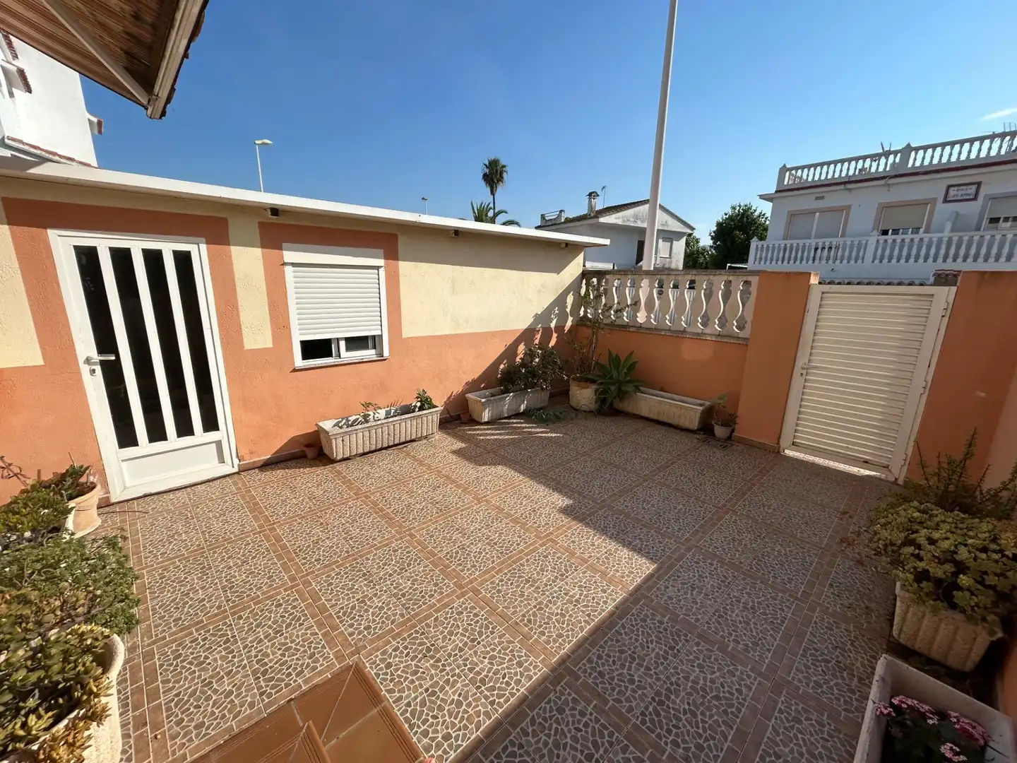 Terrasse von Einfamilien-Reihenhaus zum Verkauf in Cullera mit Klimaanlage, Privatgarten und Terrasse