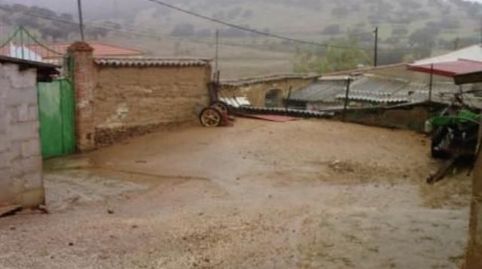 ANTIGUO ESTABLO. 
Este establo se sitúa dentro del pueblo, da a las dos calles casa vieja y dos naves con techo de uralita, tiene