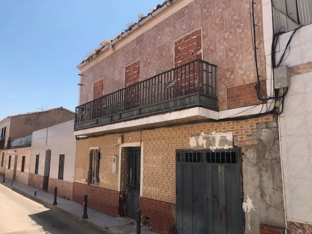 Vista exterior de Casa adosada en venda en Linares