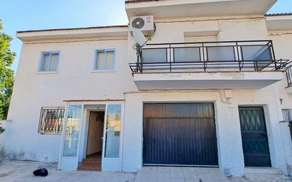 Exterior view of Single-family semi-detached for sale in Fuente El Saz de Jarama  with Air Conditioner, Heating and Private garden