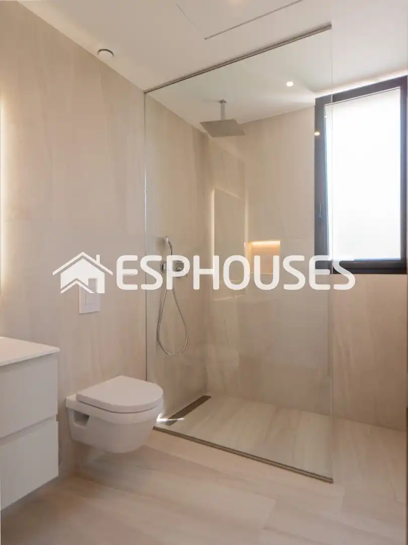Bathroom of Houses for sale in Finestrat  with Air Conditioner, Terrace and Swimming Pool